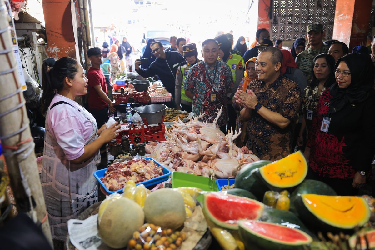Gubernur Jawa Tengah Ahmad Luthfi bersama Bupati Semarang Ngesti Nugraha meninjau Pasar Projo Ambarawa, Kabupaten Semarang, Jumat (20/2/2026).