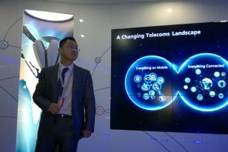 JARINGAN 5G LTE -- BTS untuk jaringan supercepat 5G yang penggunaannya baru akan teralisasi secara massal tahun 2020 hanya disederhanakan sebagaimana yang terlihat di latar belakang insinyur Huawei ini, yakni hanya berupa 