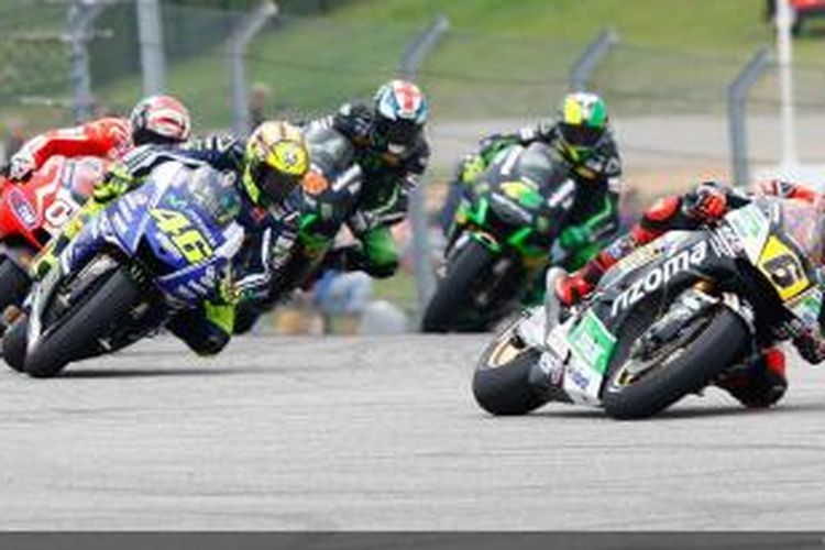 Para pebalap MotoGP melintasi Sirkuit Americas di Austin pada GP Americas, Minggu (13/4/2014). 