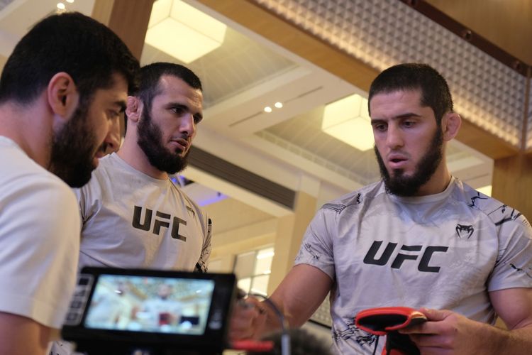 Petarung UFC asal Dagestan, Islam Makhachev (kanan), saat beraksi di UFC Fans Experience di Yas Mall, Yas Island, Abu Dhabi pada Rabu (19/10/2022) jelang UFC 280.