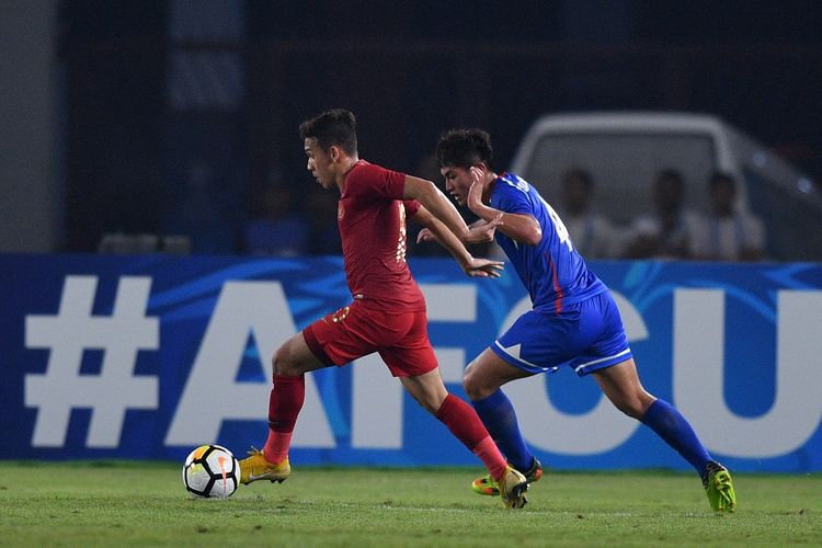 Pemain Timnas Indonesia Egy Maulana Vikri (kiri) menggiring bola dibayangi pemain Timnas Taiwan Shao Chi Fong dalam penyisihan Grup A Piala Asia U-19 di Stadion Utama Gelora Bung Karno, Jakarta, Kamis (18/10/2018). 