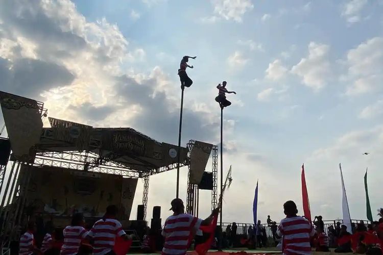 Mengenal Pojhien, Tradisi Berusia Seabad di Bondowoso dengan Atraksi Menari di Atas Bambu