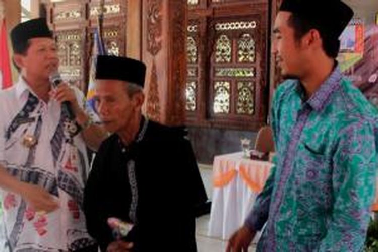 Bupati Semarang memberikan penghargaan kepada calon jamaah haji tertua dan calon jemaah haji termuda di Pendopo Bupati Semarang, Rabu (3/9/2014) siang.