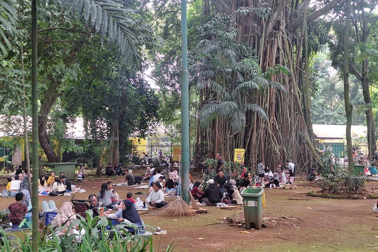 Pengunjung Taman Margasatwa Ragunan memenuhi taman-taman di sana, Senin (27/1/2025).