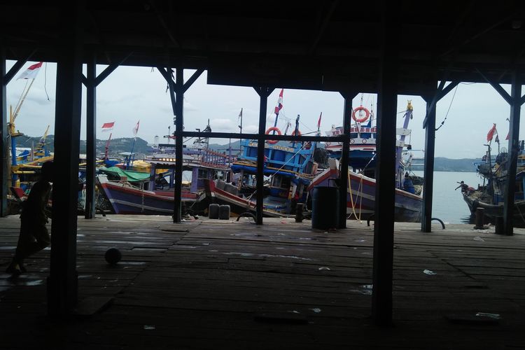 Sejumlah perahu nelayan bersandar di dermaga PPI Gudang Lelang, Bandar Lampung, Selasa (3/11/2020). Tangkapan dan penjualan ikan selama pandemi berkurang hampir 75 persen.