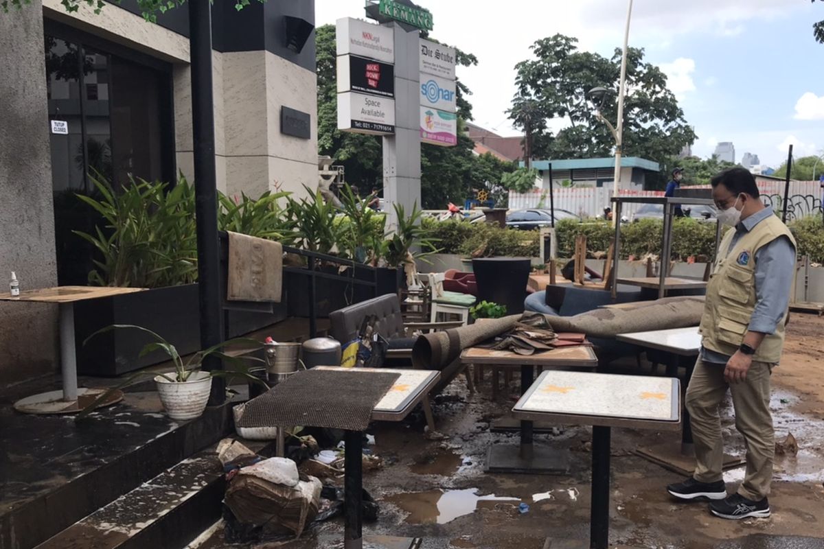 Gubernur DKI Jakarta, Anies Baswedan meninjau kawasan terdampak banjir di Jalan Taman Kemang, Mampang Prapatan, Jakarta Selatan pada Minggu (21/2/2021) siang.