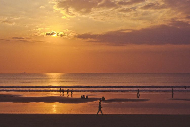 Ilustrasi pemandangan matahari terbenam atau sunset di Pantai Kuta, Bali. Kuta jadi destinasi musim dingin yang paling dicari pengguna Airbnb.