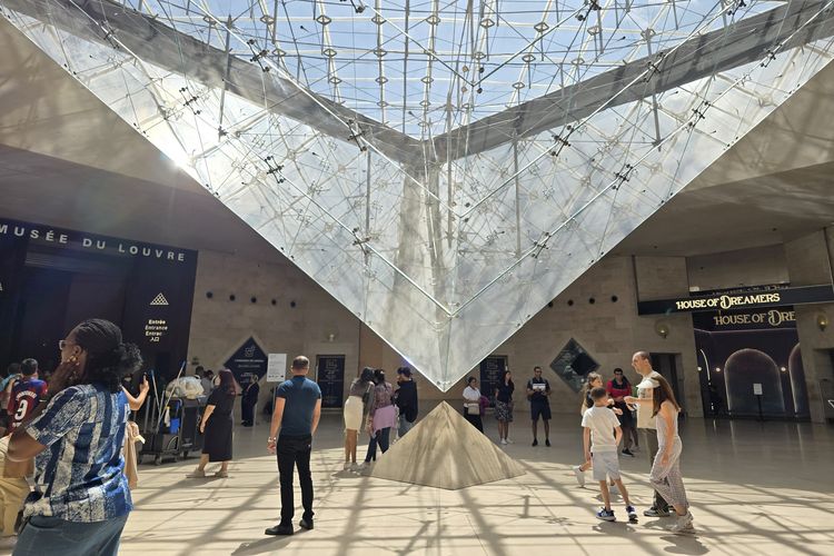 Pintu masuk muesum Louvre di Paris, Perancis, tempat digelarnya Samsung Unpacked 2024.