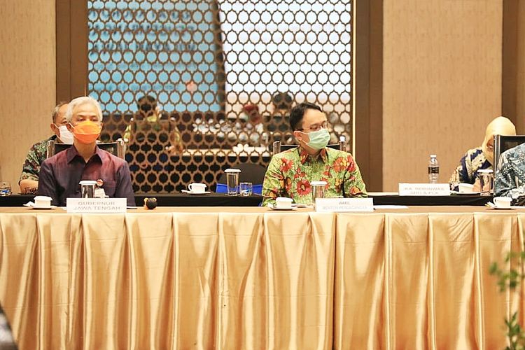 Gubernur Jawa Tengah Ganjar Pranowo (kiri) menghadiri rapat koordinasi sistem resi gudang (SRG) di Gumaya Hotel Semarang, Jawa Tengah, pada Selasa (16/3/2021).