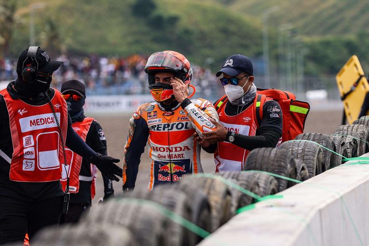 Pebalap Repsol Honda Team, Marc Marquez usai terjatuh melakukan warm up atau sesi pemanasan di Pertamina Mandalika International Street Circuit, Praya, Lombok Tengah, NTB, Minggu (20/3/2022). Marc Marquez mengalami highside crash saat berupaya membelokkan motor RC213V di Tikungan 7.