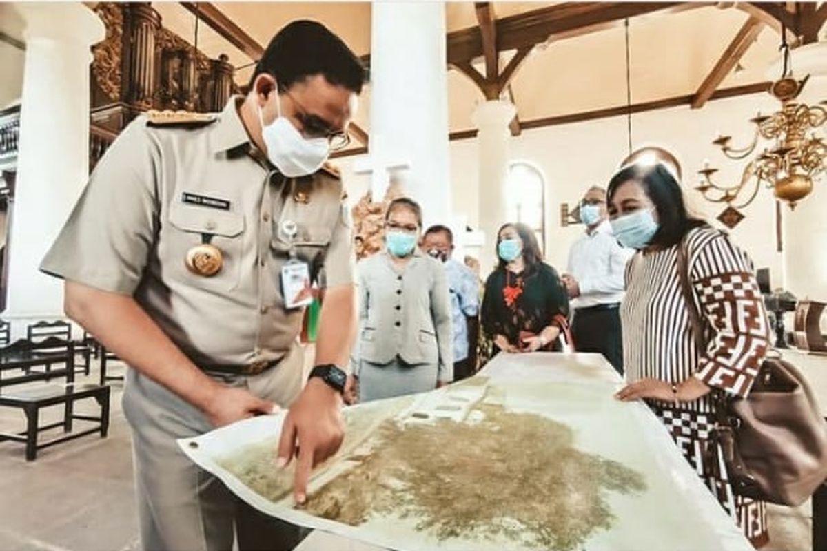 Gubernur DKI Jakarta Anies Baswedan saat mengunjungi Gereja Sion di kawasan Mangga Dua, Jakarta Utara, Senin (22/3/2021).