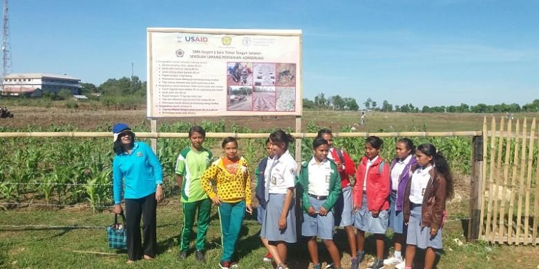 Para Siswi SMK Negeri I Timor Tengah Selatan (TTS), Nusa Tenggara Timur, sedang berpose bersama dengan latar belakang kebun milik sekolah