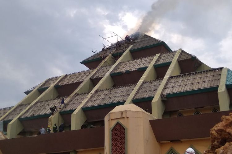 Sekitar pukul 14.00 WIB, Jumat (13/1/2023) atap Masjid Agung Kota Batam, Kepulauan Riau (Kepri) yang berada di Batam Centre terbakar.