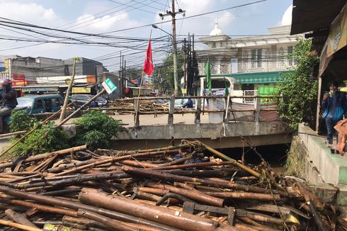 Tumpukan Sampah Kayu dan Bambu Sebabkan Banjir di Perempatan Mampang Depok