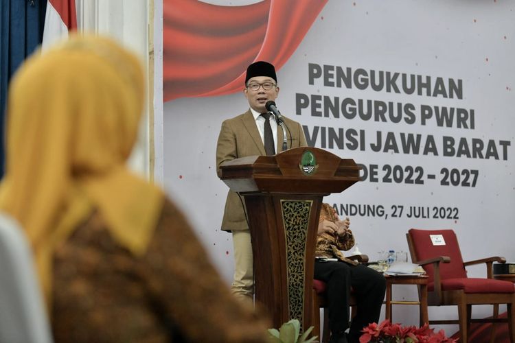Gubernur Jabar Ridwan Kamil saat mengukuhkan pengurus PWRI Jabar Periode 2022-2027 di Aula Barat Gedung Sate Bandung, Rabu (27/7/2022).
