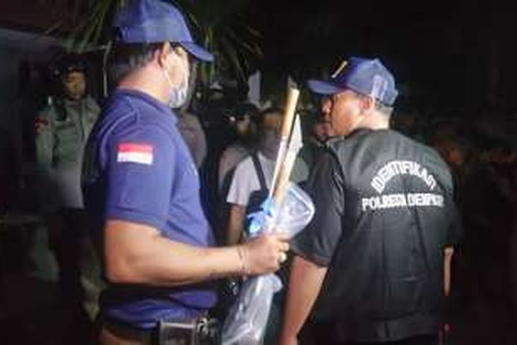 Petugas mengamankan Tombak dan barang sitaan lainnya saat pemindahan Napi Lapas Kerobokan, Rabu(27/4/2016)