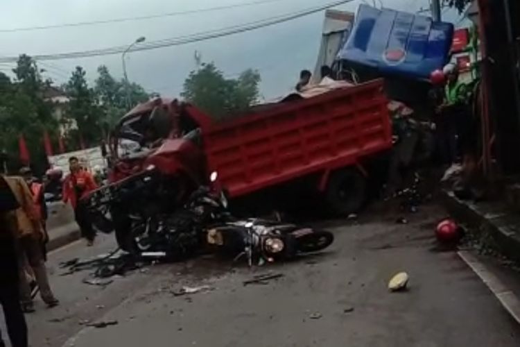 Kecelakaan yang melibatkan sembilan kendaraan terjadi di jalan Semarang-Solo