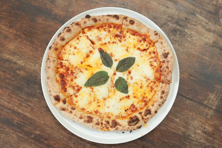 Pizza neapolitan dengan crust tipis dan pinggiran gosong nan lezat di Javatsocana Garden Cafe and Resto.