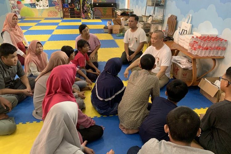 Workshop shibori yang digagas Midtown Hotels Indonesia menunjukkan suasana inklusi yang apik antara tim hotel dan anak-anak penyandang disabilitas. Mereka bisa membaur tanpa batasan serta berkomunikasi dengan polos penuh canda tawa. 