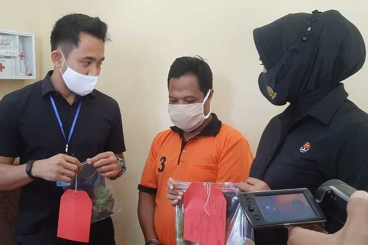 Pelaku berinisial BD (43) saat rilis kasus dugaan pencabulan di Polresta Mataram.