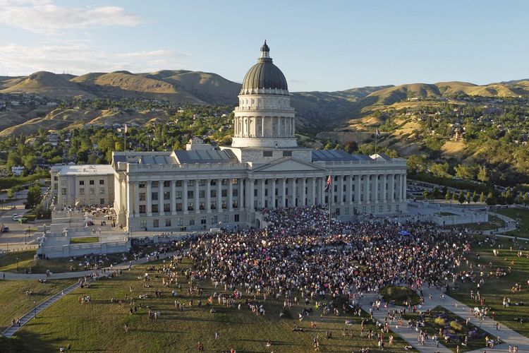 Aborsi dilarang di Amerika Serikat. Orang-orang melakukan demo menuntut hak aborsi di Gedung Capitol Salt Lake City, negara bagian Utah, Jumat (24/6/2022).