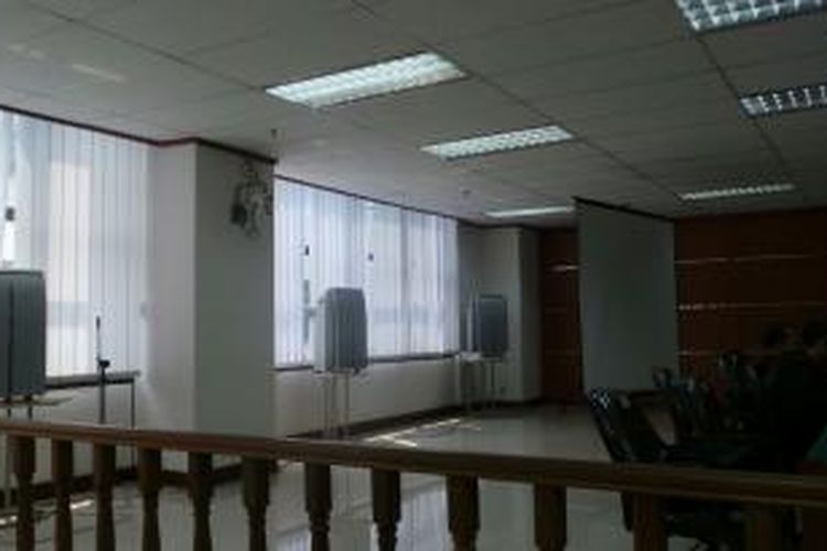 Ruang tunggu saksi di Gedung Pengadilan Tindak Pidana Korupsi Jakarta dipasang satu unit pendingin ruangan, Rabu (7/5/2014). Ruang tunggu ini rencananya akan ditempati oleh Wakil Presiden RI Boediono yang dijadwalkan bersaksi dalam sidang kasus Bank Century, Jumat (9/5/2014).