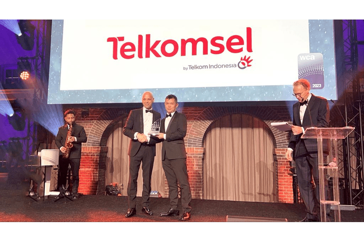 Caption: Telkomsel meraih penghargaan kategori Best Digital Transformation Programme di ajang World Communication Awards 2023 di Amsterdam, Belanda, Rabu (22/11/2023)