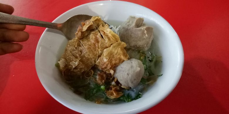 Kulit bakso gulung di Bakso Gulung Bragi ini, di goreng, sehingga menambah rasa kenyal dengan tekstur kuat seperti serat.