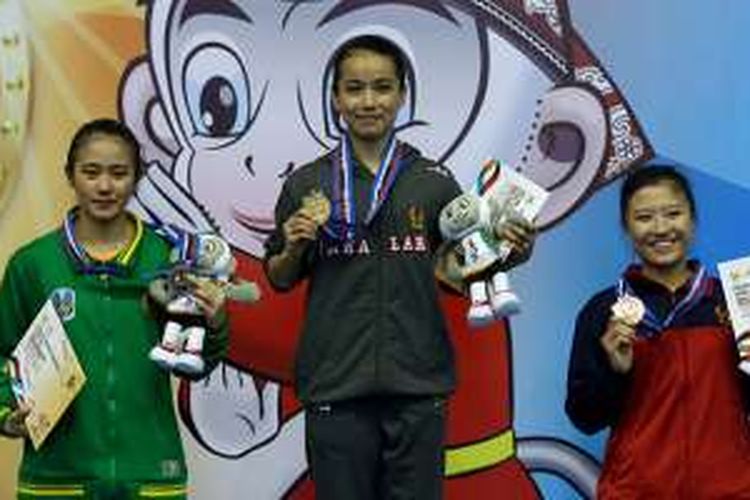 Atlet Wushu putri Jawa Barat, Monica Pransisca (tengah) meraih medali emas PON XIX kategori chang quan di GOR Pajajaran, Bandung, Minggu (18/9/2016). Ia meraih nilai 9,53 mengungguli Felda Elvira peraih medali perak dari Jawa Timur dan Devi Indaryanti peraih perunggu dari Jawa Tengah.
