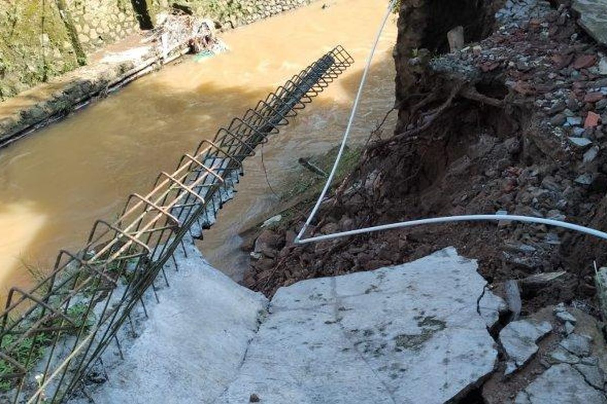 Jalan perkampungan di Kampung Neglasari, Desa Purwasari, Kecamatan Cicurug, Kabupaten Sukabumi, Jawa Barat ambles tergerus longsor. 
