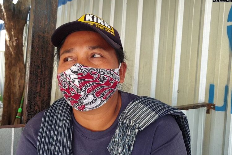 Fenomena buruh gendong di pasar-pasar tradisional di Solo dan banyak kota lain di Indonesia. 