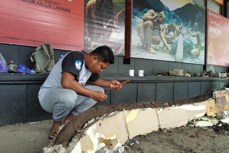 Tim dari BPSMP Sangiran membersihkan fosil hewan purba di Museum Anjuk Ladang Nganjuk, Selasa (16/11/2021). Fosil tersebut adalah temuan dari kawasan Hutan Tritik