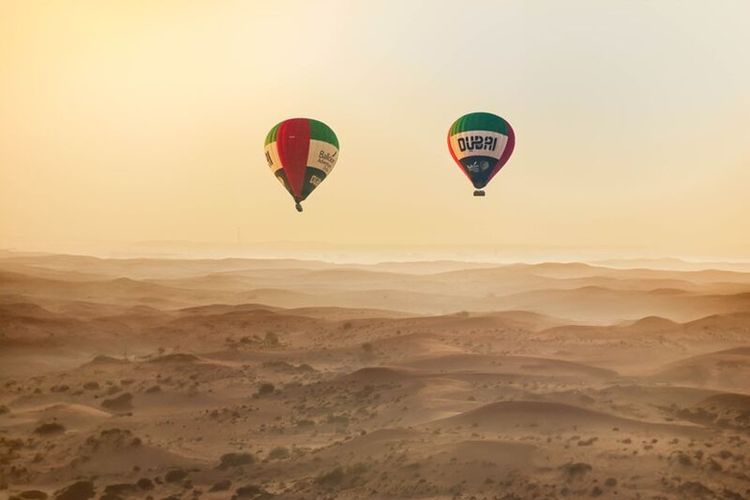 Hot Air Balloon Experience menawarkan kesempatan untuk menyaksikan matahari terbit di Dubai.