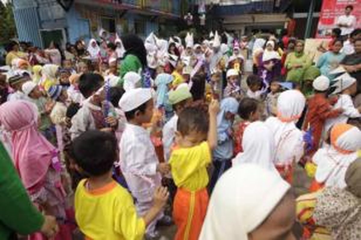 Murid TK di Sekolah Masjid Terminal (Master), Depok, Jawa Barat, Senin (15/7/2013). Sekolah bagi anak-anak jalanan ini rencananya akan digusur untuk pengembangan terminal dan mal.