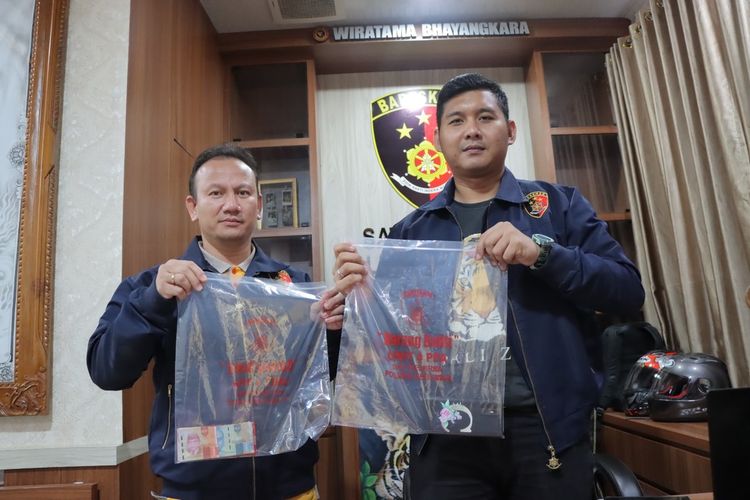 Polisi mengamankan sejumlah barang bukti kasus prostitusi online di Kebumen, Jawa Tengah, Jumat (9/12/2022).