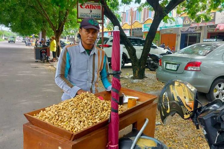 Cerita Pedagang Kacang Rebus Saat Gas Langka: Omzet Turun karena Kacang Dingin
