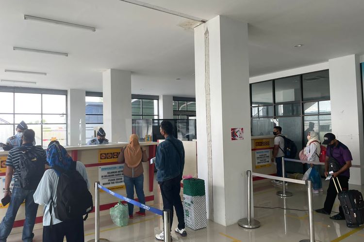 Penumpang jurusan Nunukan - Tawau Malaysia, menjalani pemeriksaan dokumen di pos Imigrasi Pelabuhan Tunon Taka Nunukan Kaltara