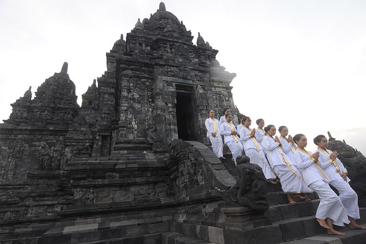 Sejumlah Umat Buddha keluar dari Candi Sewu saat prosesi Sarana Puja Waisak di Candi Sewu, Prambanan, Klaten, Jawa Tengah, Sabtu (18/5/2019). 