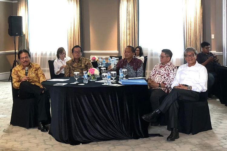 Menteri ATR/BPN Sofyan A Djalil, didampingi Sekjen Kementerian ATR/BPN Himawan Arif Sugoto dalam acara temu media, di Jakarta, Rabu (12/12/2019).