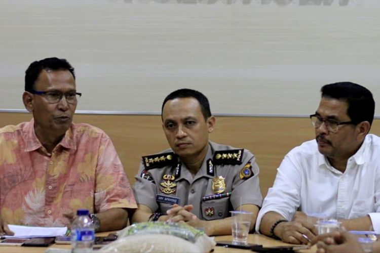 dari kiri Dir Reskrimsus Polda Aceh Kombespol Teuku Saladin, Kombes Ary Apriyono, Kabid Humas Polda Aceh dan A Hanan, Kepala Dinas Pertanian dan Perkebunan Aceh menggelar konfrensi pers terkait penangguhan penahanan Tgk Munirwan di Aula Dit Reskrimsus Polda Aceh, Jum'at (26/07/2019)