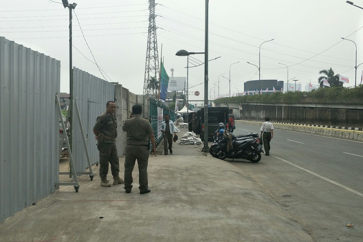 Satpol PP masih jaga di kawasan Senen, Jakarta Pusat, Senin (16/12/2019).