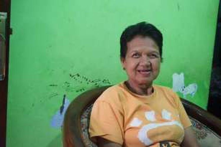 Tatik Winarsij, nenek yang berprofesi sebagai perias jenasah di Banyuwangi