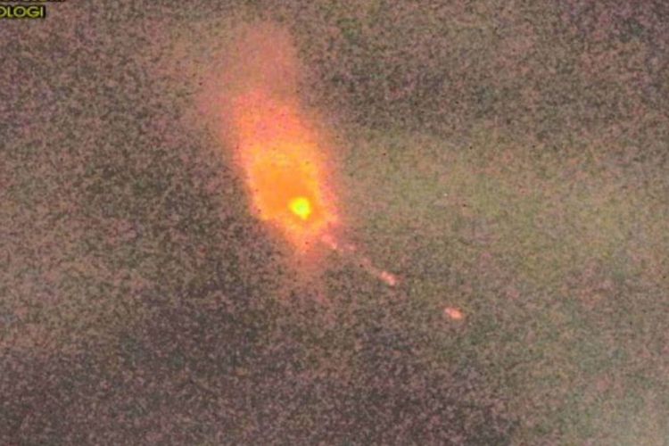 Gunung Ile Lewotolok mengeluarkan lava pijar pada Minggu (18/2/2024) malam