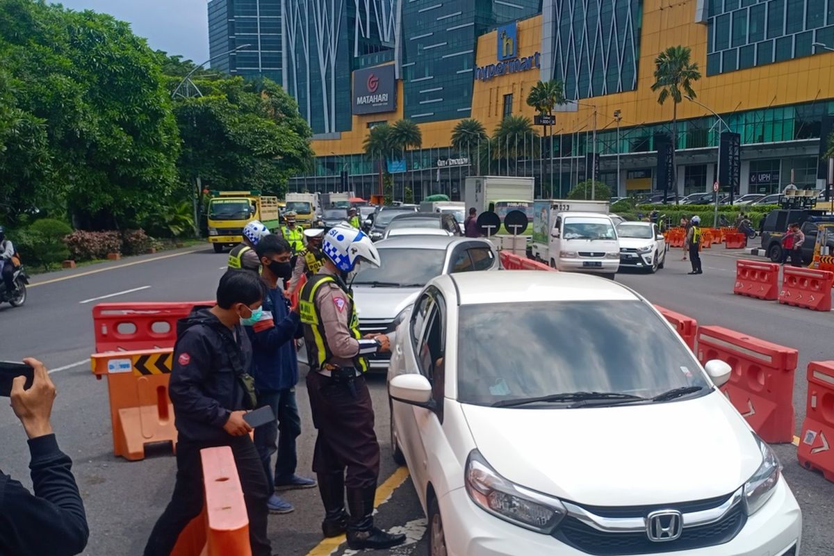 Sejumlah polisi saat melakukan pemeriksaan di check point Bundaran Waru Jalan Ahmad Yani, Surabaya, Kamis (29/4/2021)