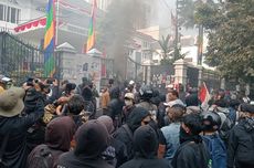 Demo Tolak Revisi UU Pilkada di DPRD Jabar Memanas, Massa Lempar Petasan dan Rusak Pagar