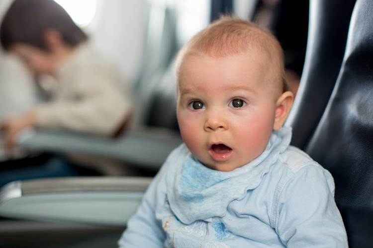 Ilustrasi bayi naik pesawat 