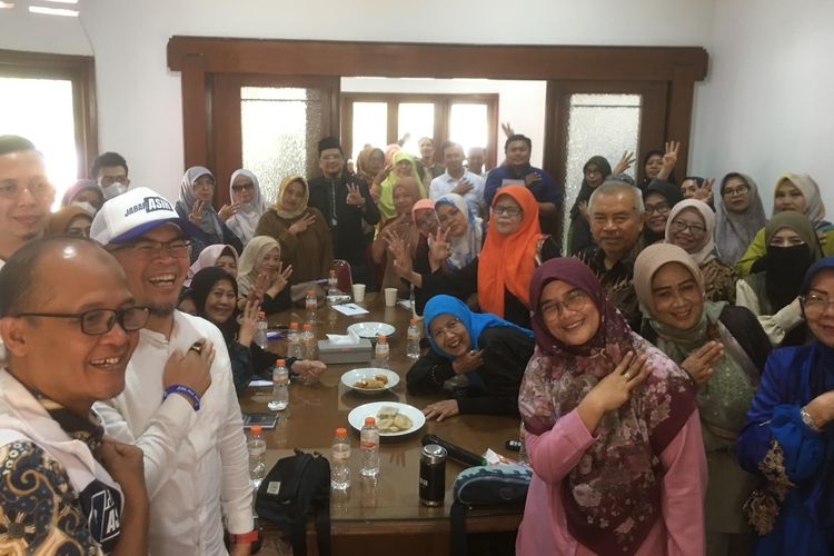 Anggota Forum Kerja Sama Pengurus Komunitas Pedagang, Koperasi dan UMKM se-Kota Bandung berfoto bersama Tim Pemenangan Jabar ASIH di Sekretariat Bersama (Sekber) Tim Pemenangan Jabar ASIH, Jalan Diponegoro No. 21 Kota Bandung, Selasa (29/10/2024). Mereka berfoto bersama usai berdialog.
