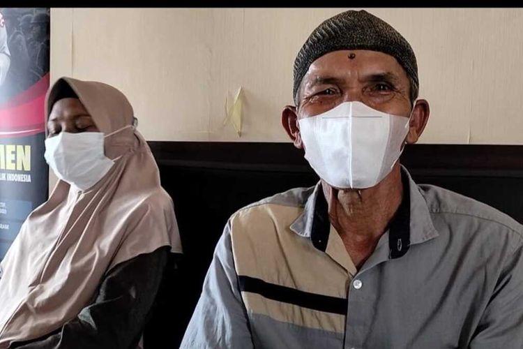 Madi dan Suwarning, orang tua Kartika Damayanti, saat mendatangi Polres Bojonegoro untuk mencabut laporannya terhadap keluarga Ayu Ting Ting