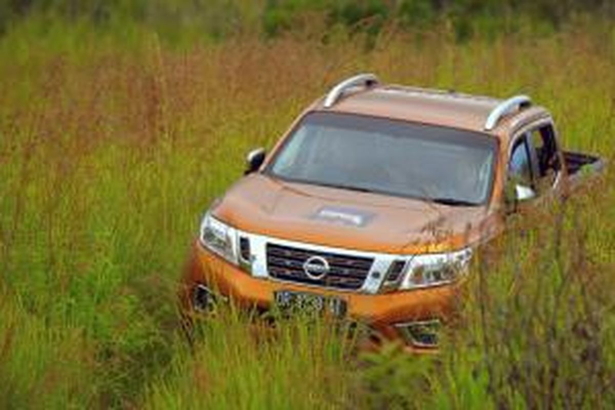 Nissan All-New NP300 Navara berjibaku di medan off-road Gunung Tambora, Dompu, Nusa Tenggara Barat.