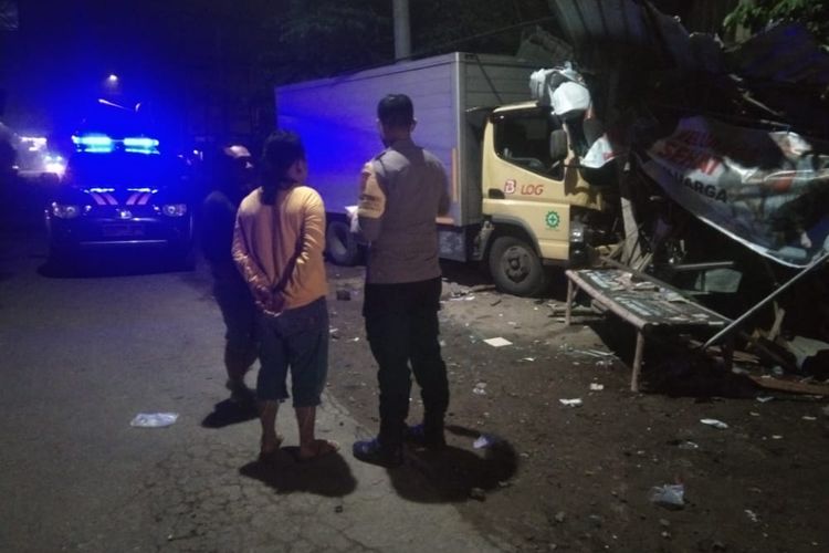 Kondisi kecelakaan truk tabrak warung di Desa Kranggan, Kecamatan Gurah, Kabupaten Kediri, Jawa Timur, Kamis (10/11/2022) dini hari.
